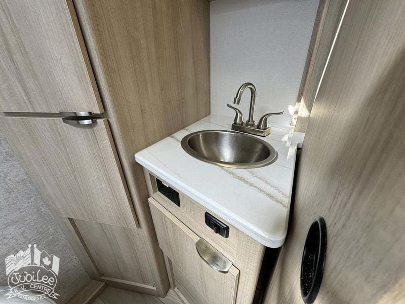 2025 Winnebago Micro Minnie 2108DS - Image 21