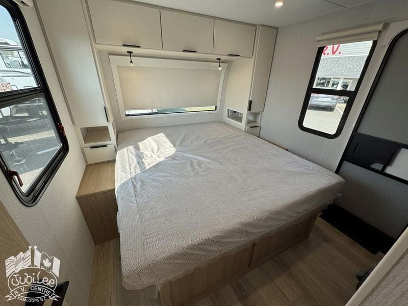 2026 Winnebago Thrive 24RKS - Image 19