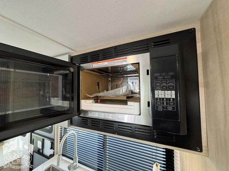 2025 Winnebago Micro Minnie 2108DS - Image 18