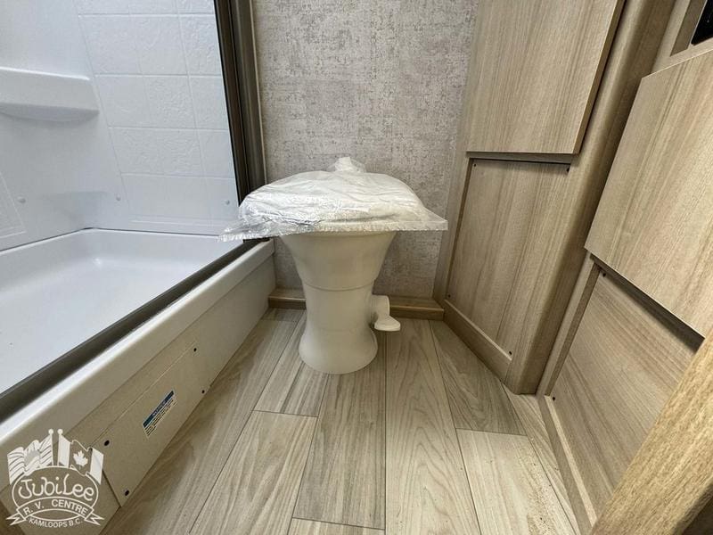 2025 Winnebago Micro Minnie 2108DS - Image 25