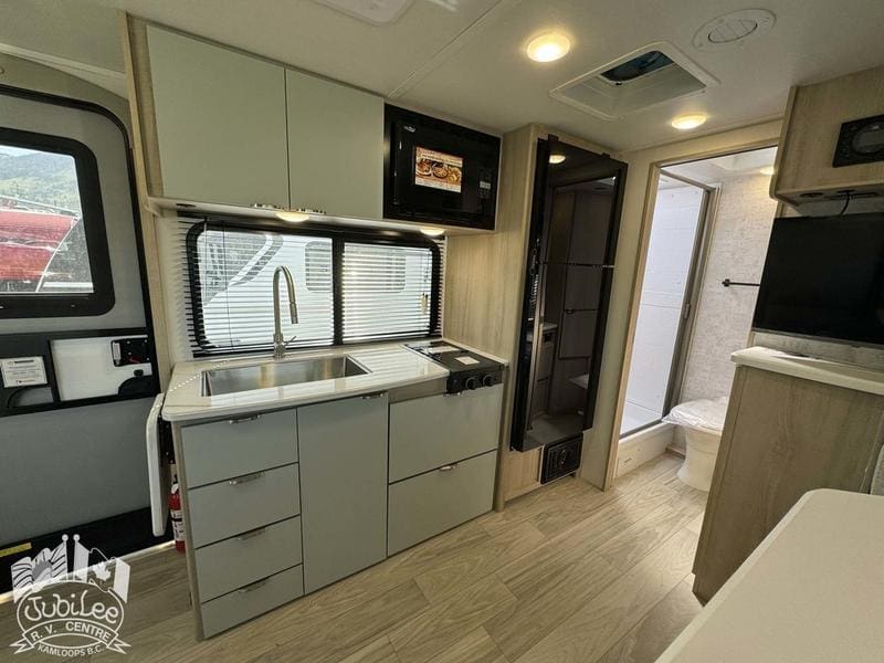 2025 Winnebago Micro Minnie 2108DS - Image 12