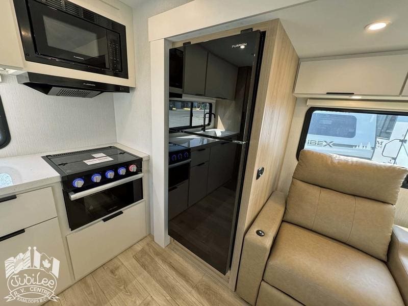2026 Winnebago Thrive 24RKS - Image 17