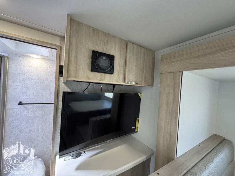 2025 Winnebago Micro Minnie 2108DS - Image 10