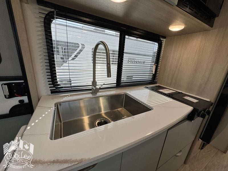 2025 Winnebago Micro Minnie 2108DS - Image 13