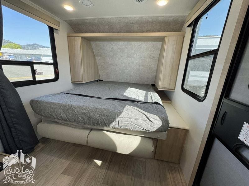 2025 Winnebago Micro Minnie 2108DS - Image 7