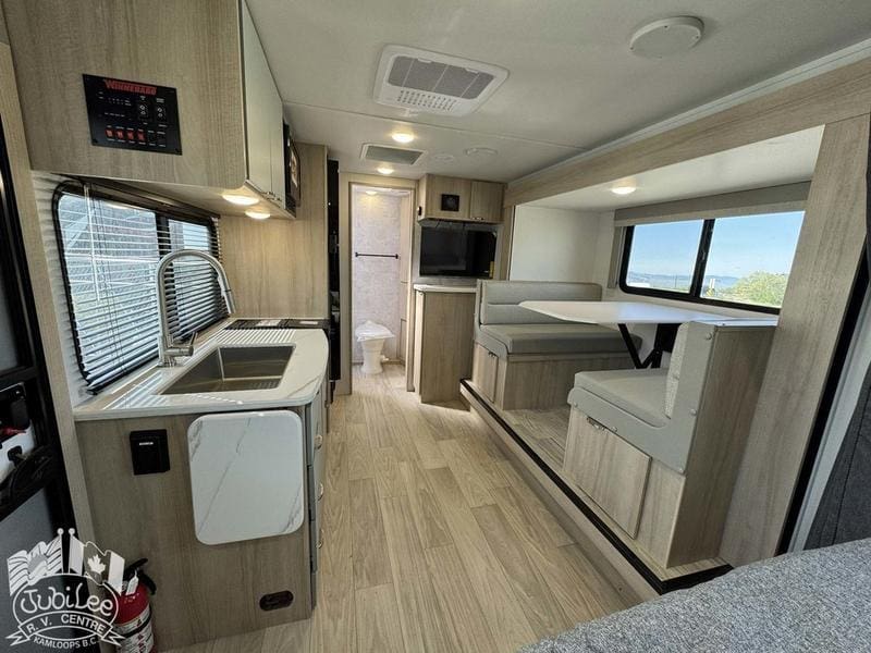 2025 Winnebago Micro Minnie 2108DS - Image 5