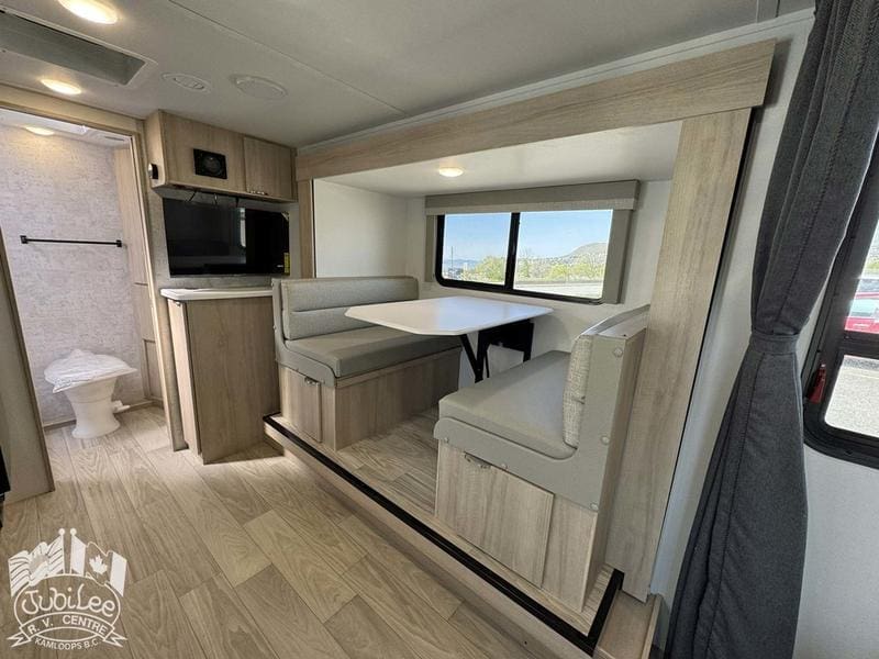 2025 Winnebago Micro Minnie 2108DS - Image 9