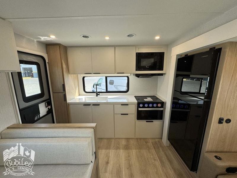 2026 Winnebago Thrive 24RKS - Image 10