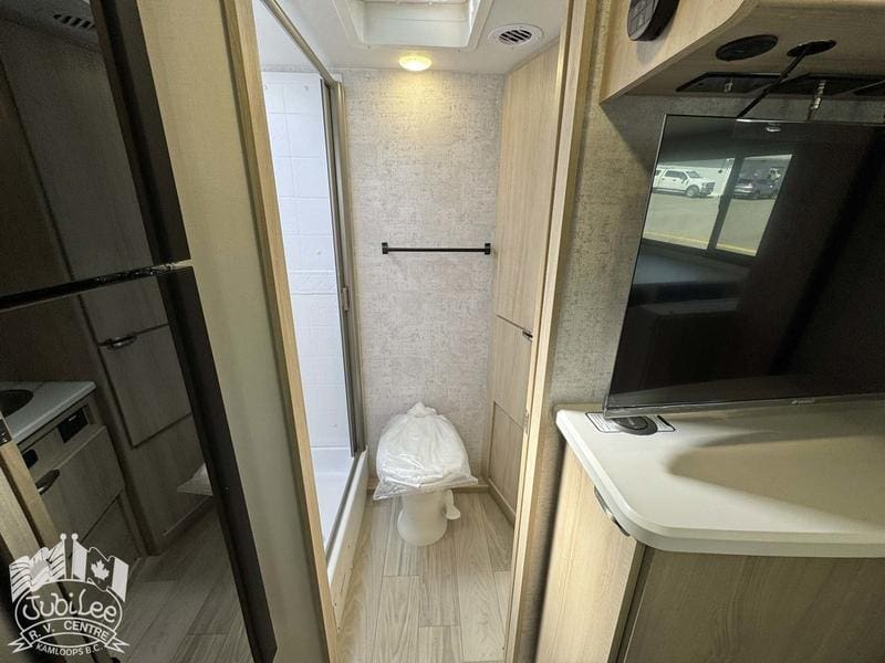 2025 Winnebago Micro Minnie 2108DS - Image 19