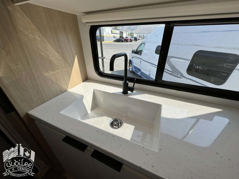 2026 Winnebago Thrive 24RKS - Image 11