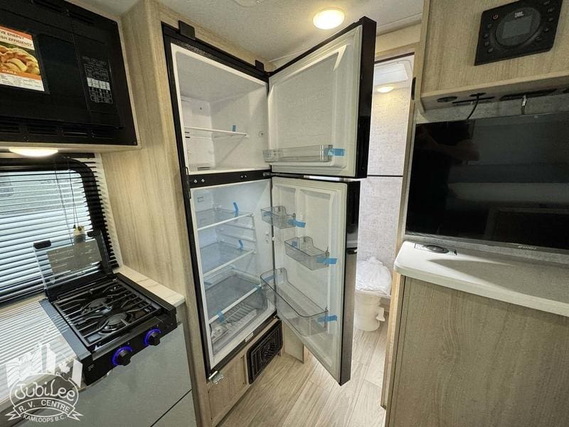 2025 Winnebago Micro Minnie 2108DS - Image 16