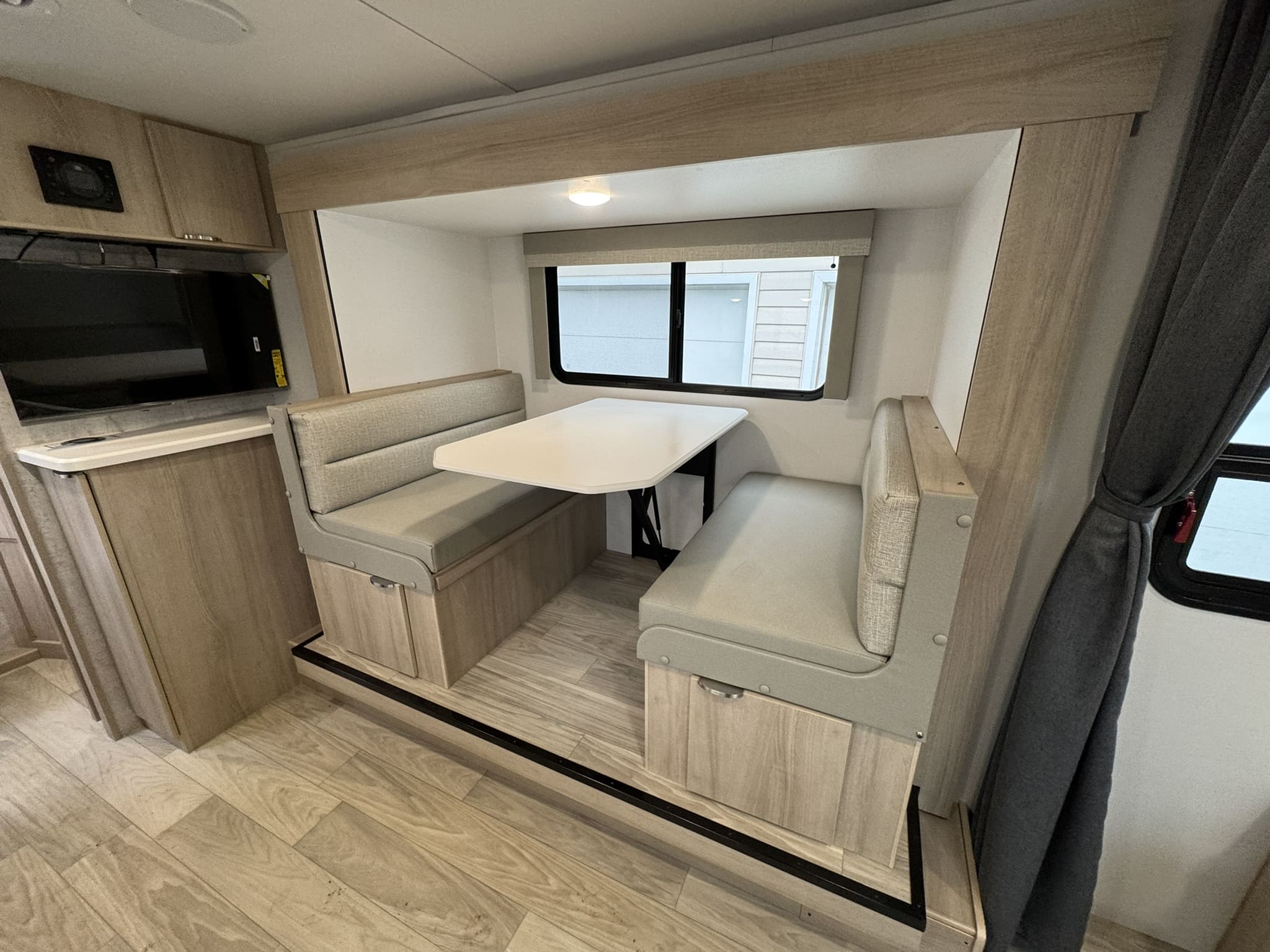 2025 Winnebago Micro Minnie 2108DS - Image 9