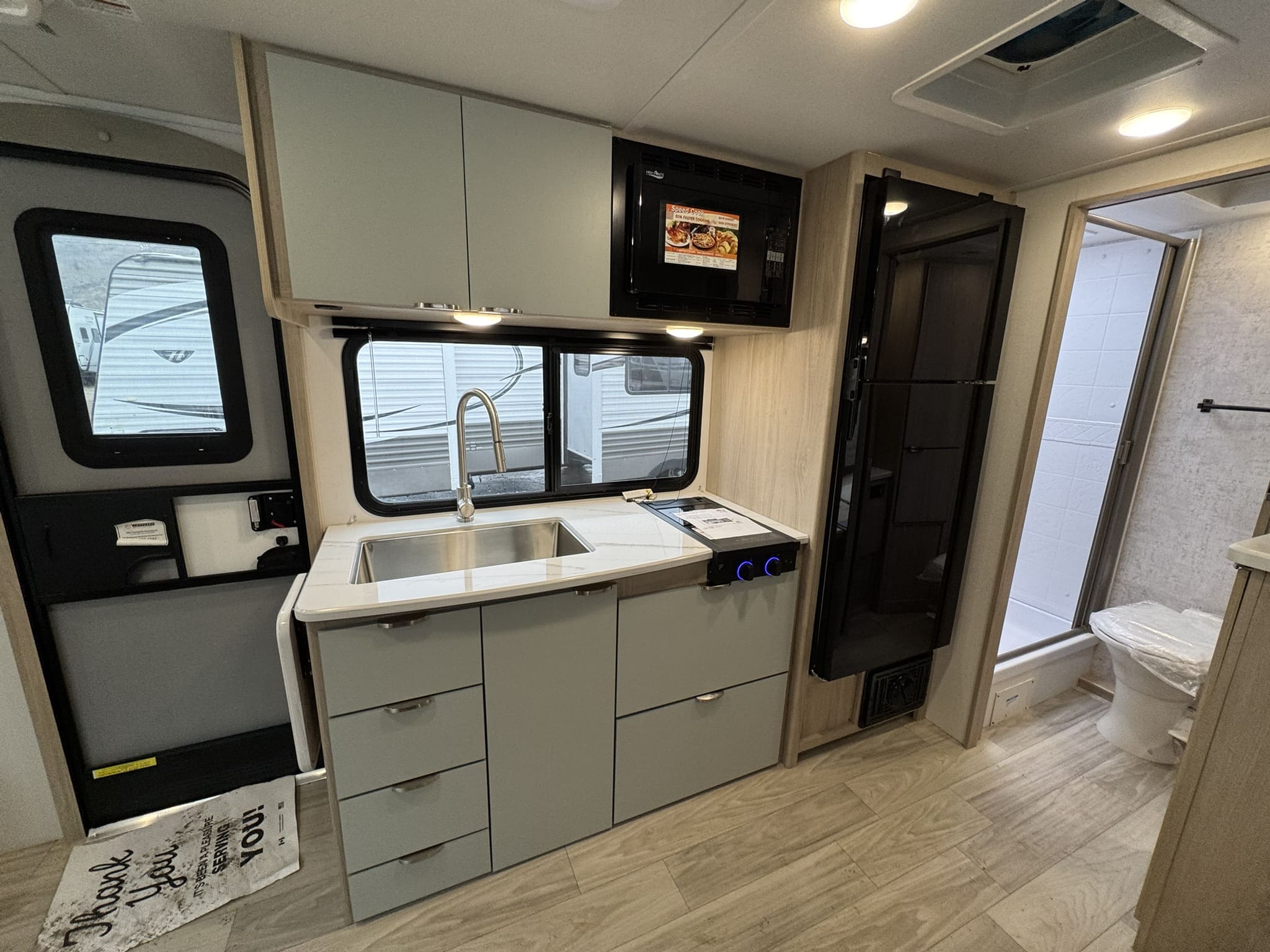 2025 Winnebago Micro Minnie 2108DS - Image 11