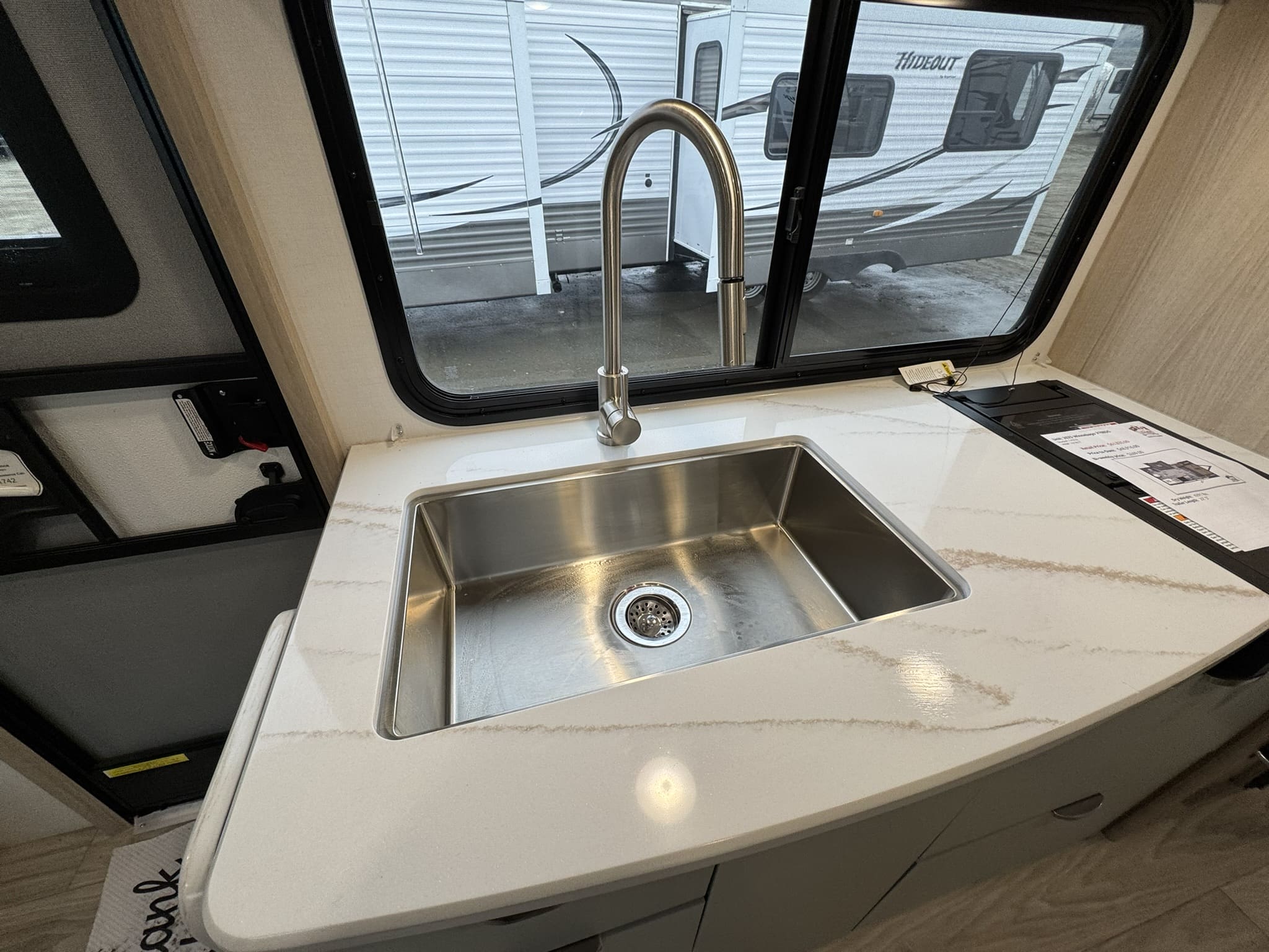 2025 Winnebago Micro Minnie 2108DS - Image 12