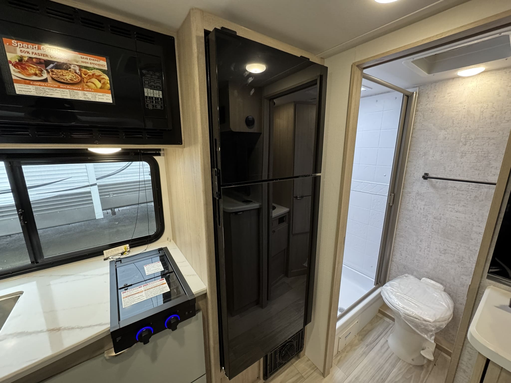 2025 Winnebago Micro Minnie 2108DS - Image 17
