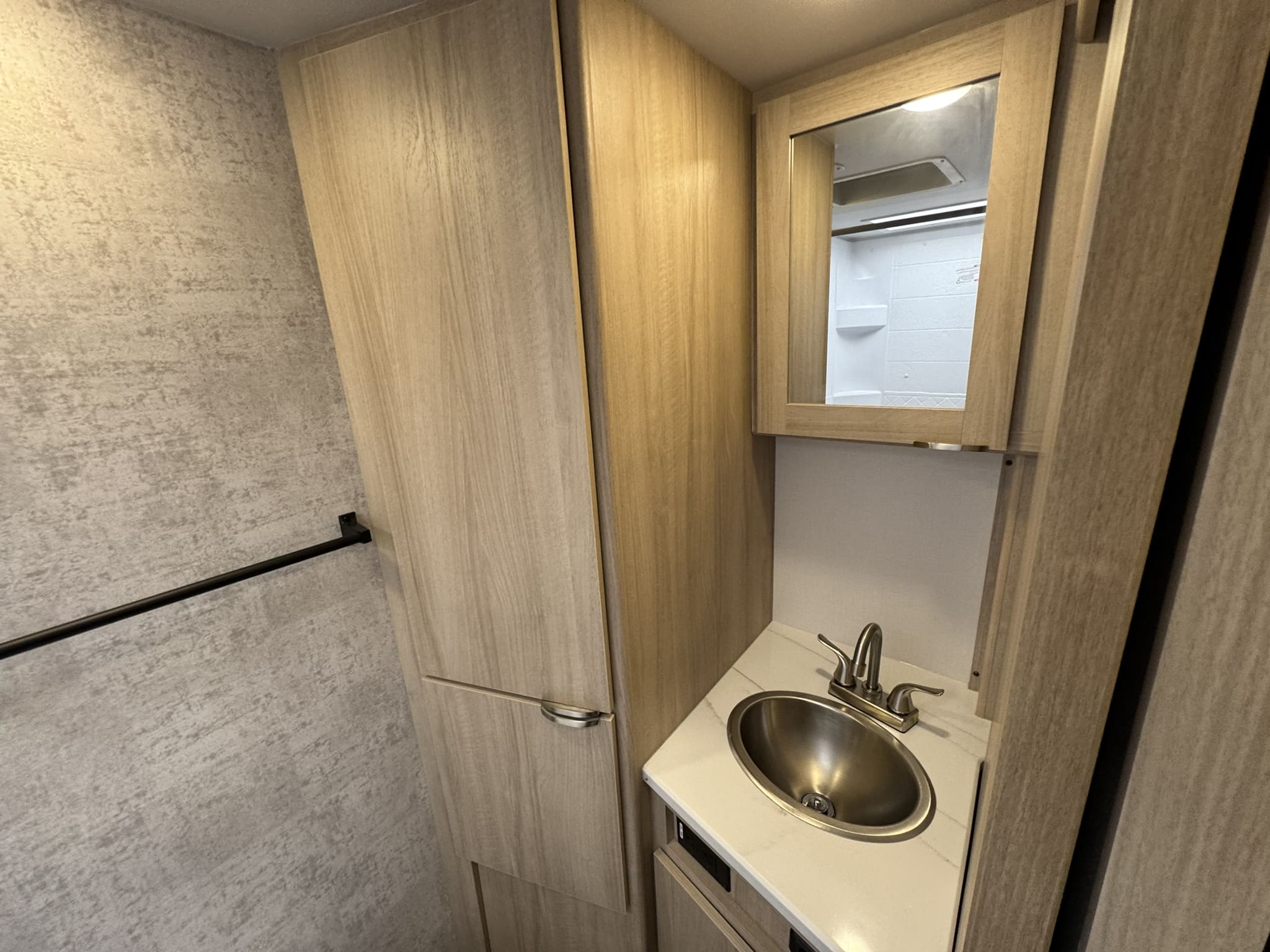 2025 Winnebago Micro Minnie 2108DS - Image 19